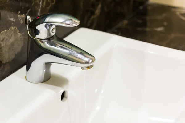Apă de scurgere de la robinet — Fotografie, imagine de stoc