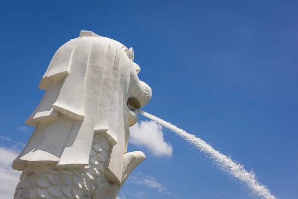 Merlion med blå himmel — Stockfoto