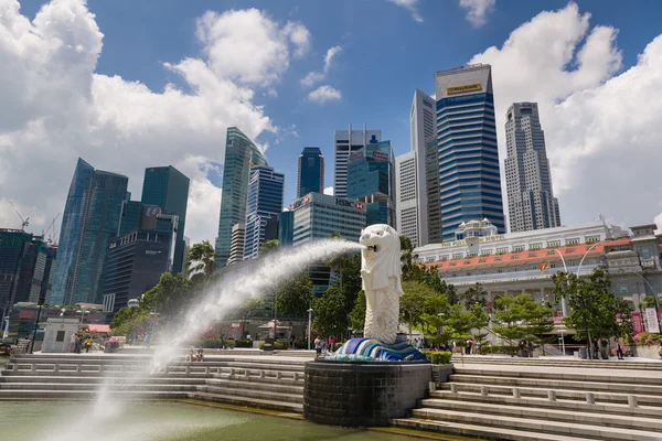 Merlion med Singapore skyline - Stock-foto