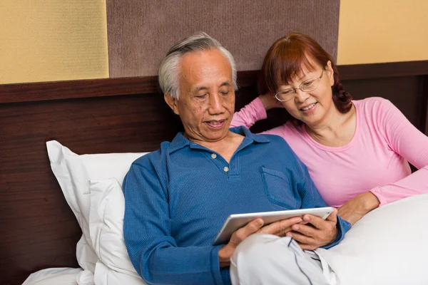 Asiático casal sênior desfrutando na cama Fotos De Bancos De Imagens