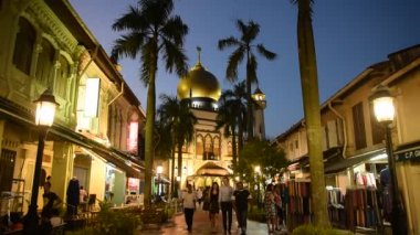 Turistler tarihi cadde boyunca