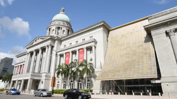 新加坡 2016年2月26日 汽车驶过历史地标 前身是最高法院大楼和市政厅 国家美术馆是新加坡最大的视觉艺术场所和最大的博物馆 — 图库视频影像