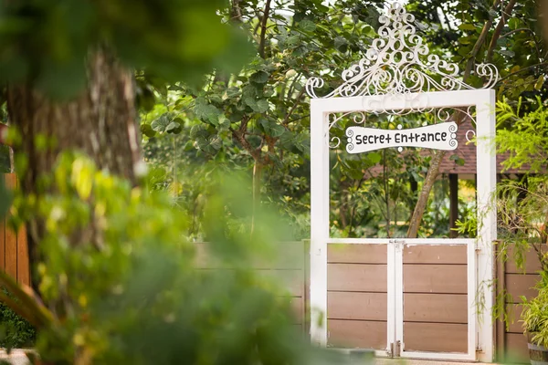 Door to secret garden — Stock Photo, Image