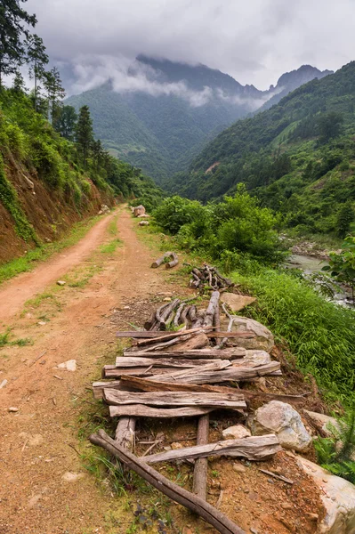 Kırsal kesimde dağ yolu — Stok fotoğraf