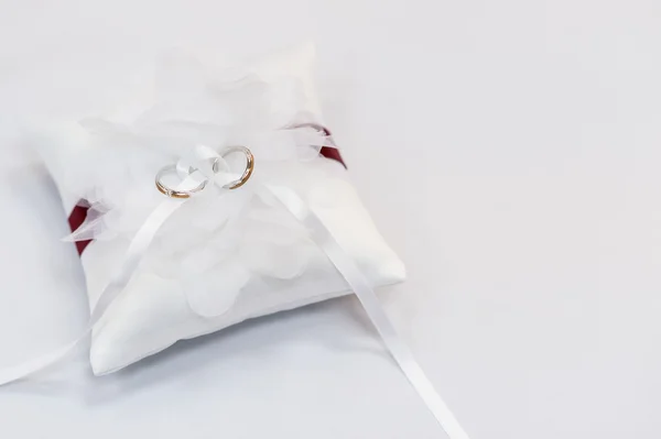 Anéis de casamento no travesseiro anel — Fotografia de Stock