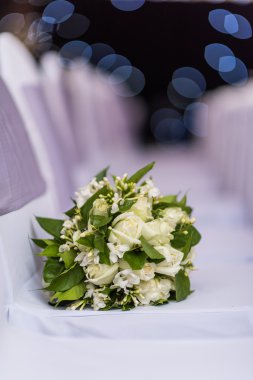 Beyaz koltuk üzerinde beyaz buket