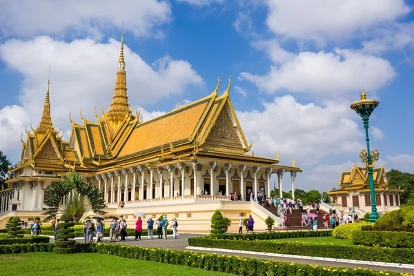 Touristen im Königspalast — Stockfoto