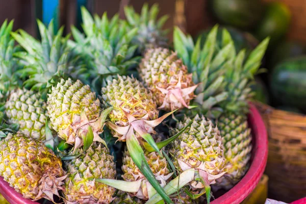 Satılık taze ananas — Stok fotoğraf