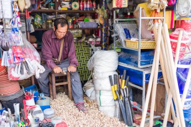 Dükkanda iş yerinde bir marangoz