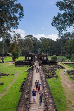 Turistlerin Phimeanakas kapısında