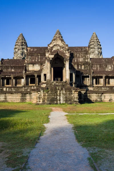 Caminho para a entrada do templo antigo — Fotografia de Stock