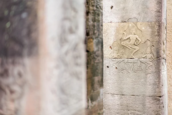 Angkor Thom Bayon tapınağında duvarlarında antik oymalar.