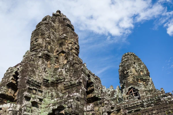 Görkemli taş yapıları ve kuleleri