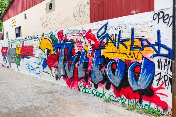 Colourful graffiti art on walls — Stock Photo, Image