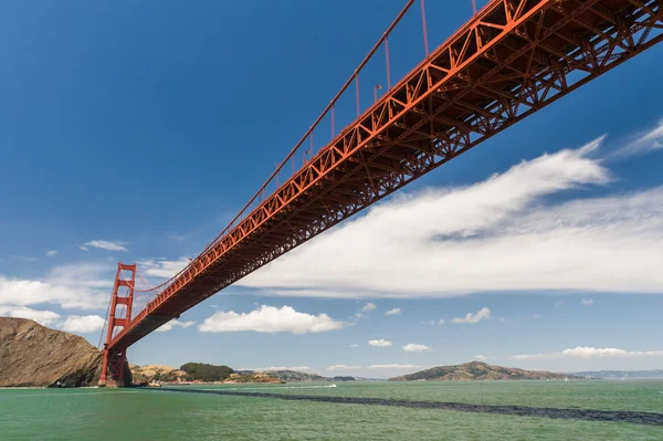 Vista baja del puente Golden Gate —  Fotos de Stock