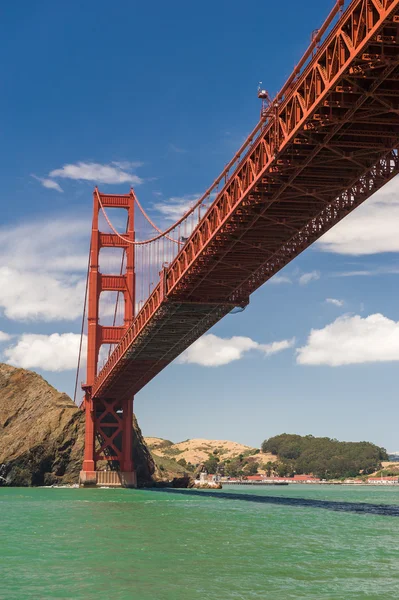 Vue basse du pont Golden Gate — Photo