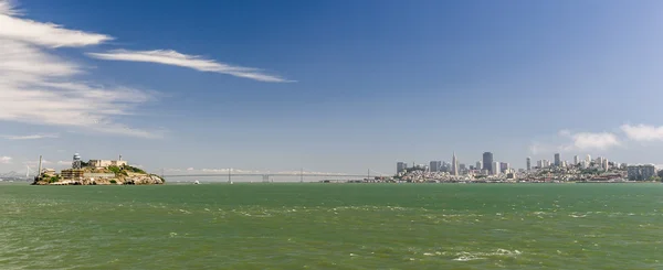 Vista panorámica del horizonte moderno de la ciudad — Foto de Stock