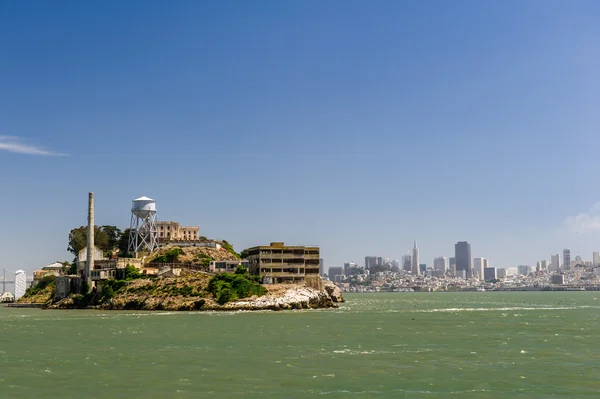 Alcatraz Island en moderne stad — Stockfoto
