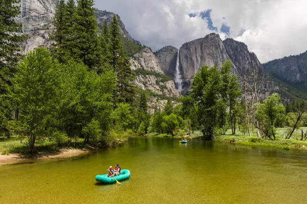 Tourists on river at Yosemite Falls — Stock Photo, Image