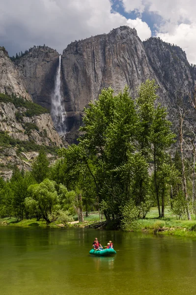 Touristes sur la rivière à Yosemite Falls — Photo