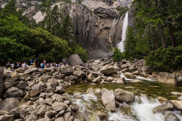 Turistas en Lower Yosemite Falls —  Fotos de Stock