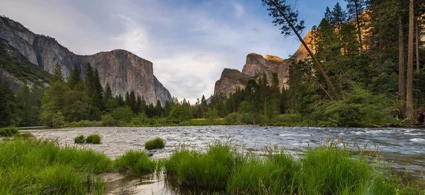 Vue panoramique sur la vallée du parc national Yosemite — Photo