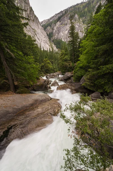 Rivière à écoulement rapide dans le parc national Yosemite — Photo