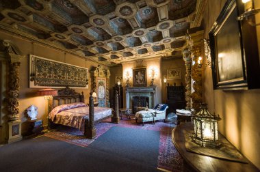 Karmaşık oymalar ve tasarımları ile güzel yatak odası