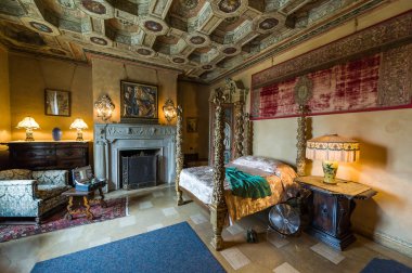 Karmaşık oymalar ve tasarımları ile güzel yatak odası