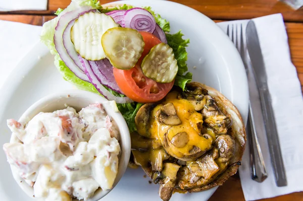 Posiłki pyszne wegańskie grzyb burger — Zdjęcie stockowe