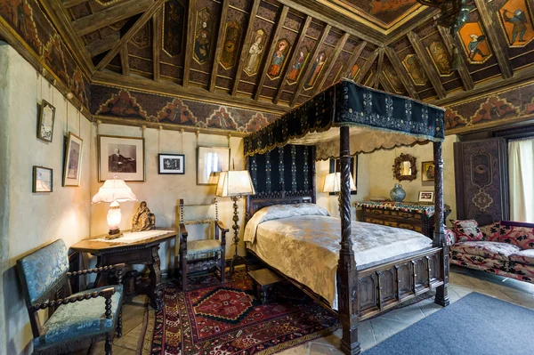 加利福尼亚州 2013年6月09日 美丽和豪华的卧室与 Inctricate 雕刻和设计在赫氏古堡 这是一个国家和加利福尼亚州的历史地标豪宅开放的公共旅游 — 图库照片