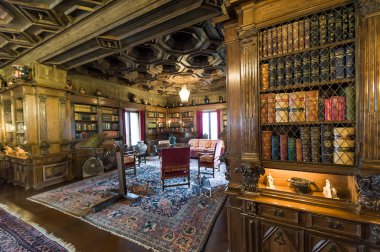 Kitap rafları ile çalışma odası