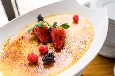 Lezzetli meyve pasta doğum günü ve kutlamalar için