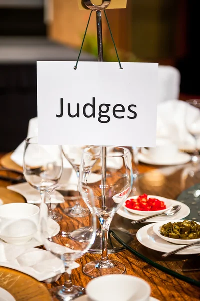 Les juges signent à table — Photo
