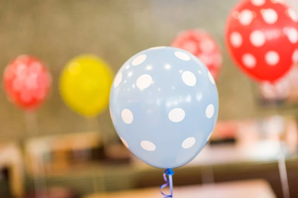 Färgglada ballonger för födelsedag fest och firande — Stockfoto