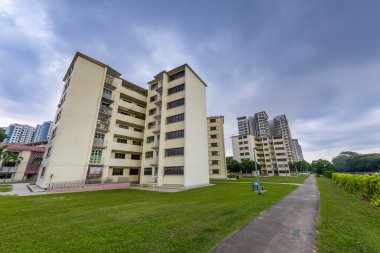 Kara bulutlar ile Singapur eski toplu konut