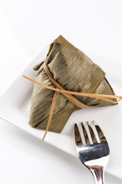 Beyaz arka plan ile beyaz tabakta lezzetli et hamur tatlısı.