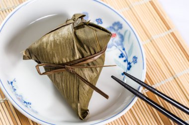 Lezzetli Çin tarzı vejetaryen kaydırılan et hamur tatlısı tabakta.