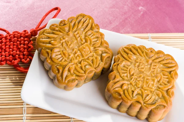 Kiinan mooncakes tekstiä tarkoittaa onnea ja vaurautta — kuvapankkivalokuva