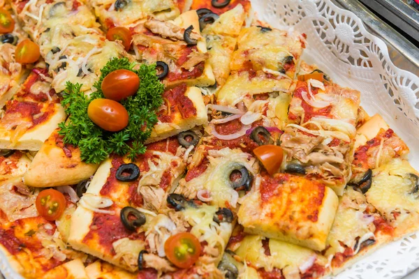 Nymalen baka italienska tonfisk pizza — Stockfoto