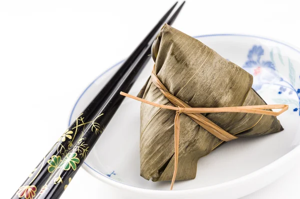 Yemek çubukları ile plaka üzerinde kaydırılan hamur tatlısı