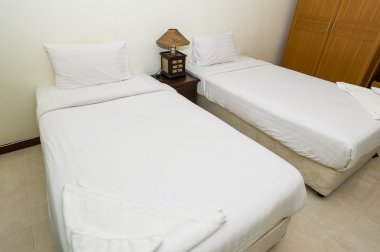 Basit otel yatak odası