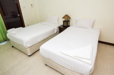 Basit otel yatak odası