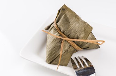 Beyaz arka plan ile plaka üzerinde hamur tatlısı