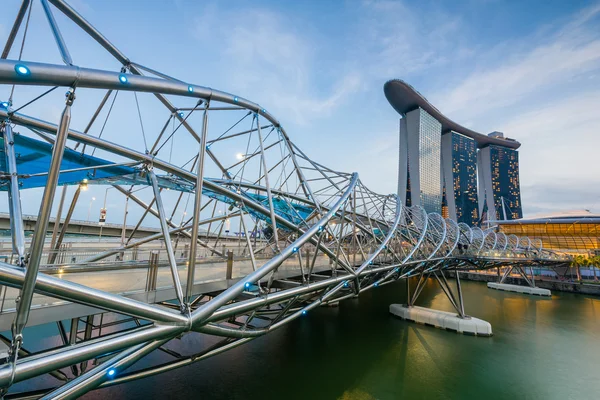 Helix híd vezet Marina Bay Sands Hotel — Stock Fotó