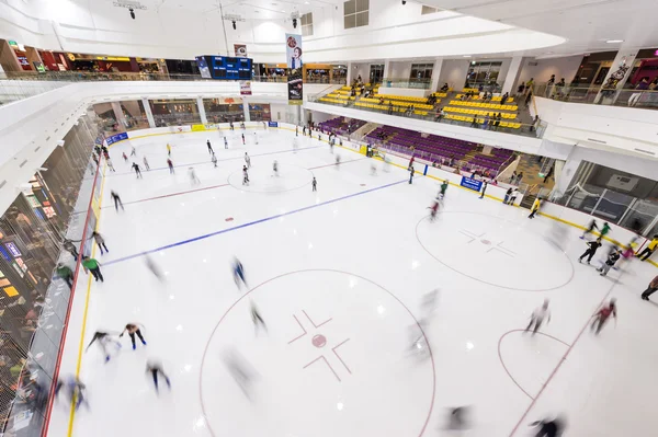 Olympisch formaat skate ijsbaan in Jcube winkelcentrum — Stockfoto