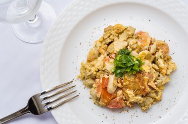 Çin mantarlı domates yumurta çatal ile