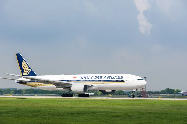 Singapore Airlines plane on runway — Stock Photo, Image