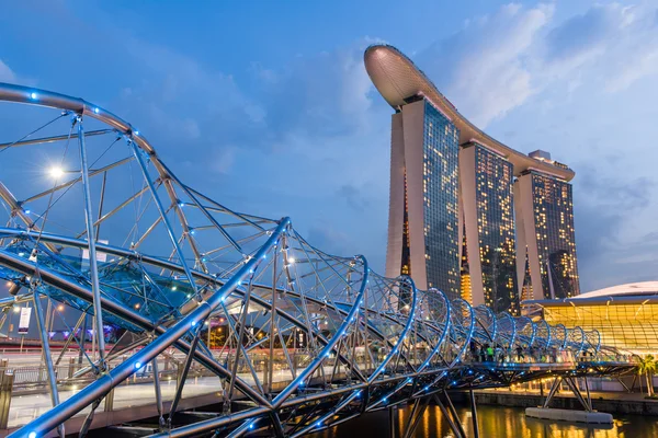 Night view of Helix Bridge and Marina Bay Sands — Stock Photo, Image