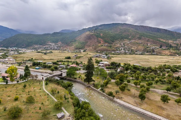 Pohled na Paro města od Rinpung Dzong chrámu — Stock fotografie